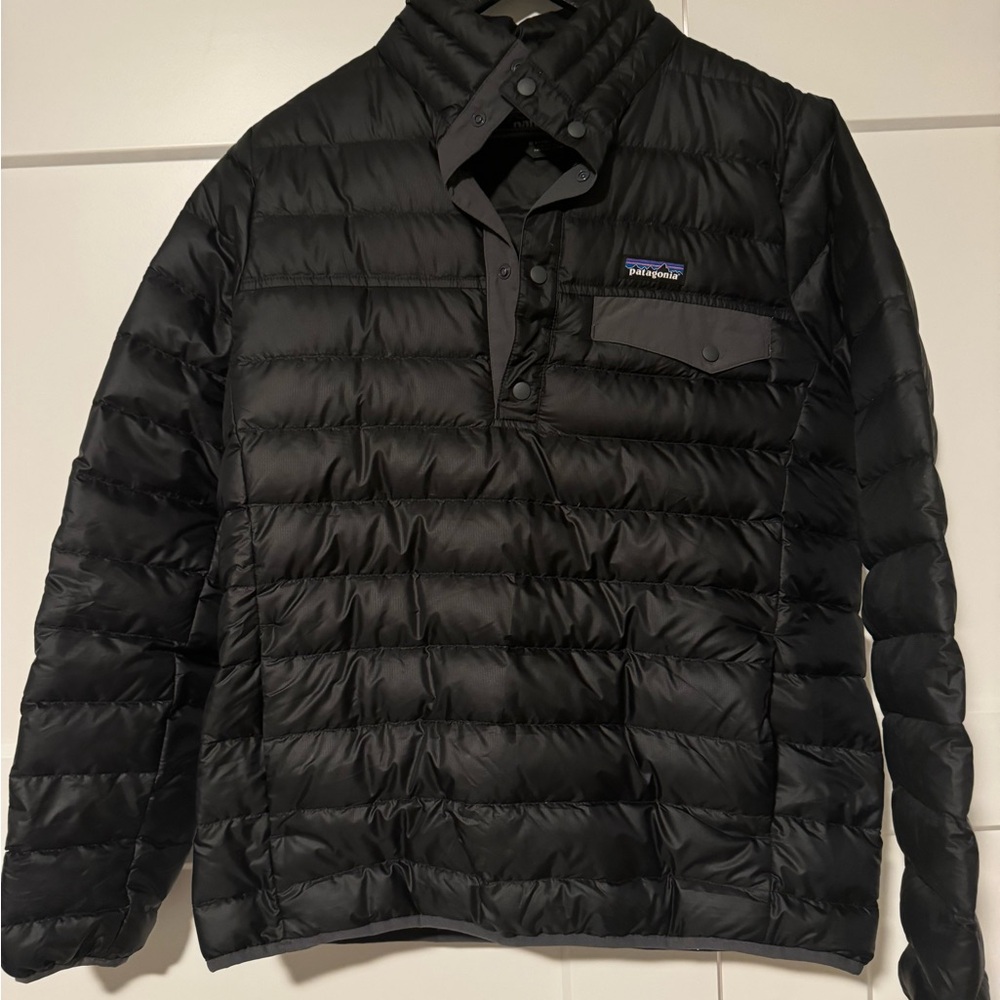 Patagonia women’s puffer pullover jacket, size medium.